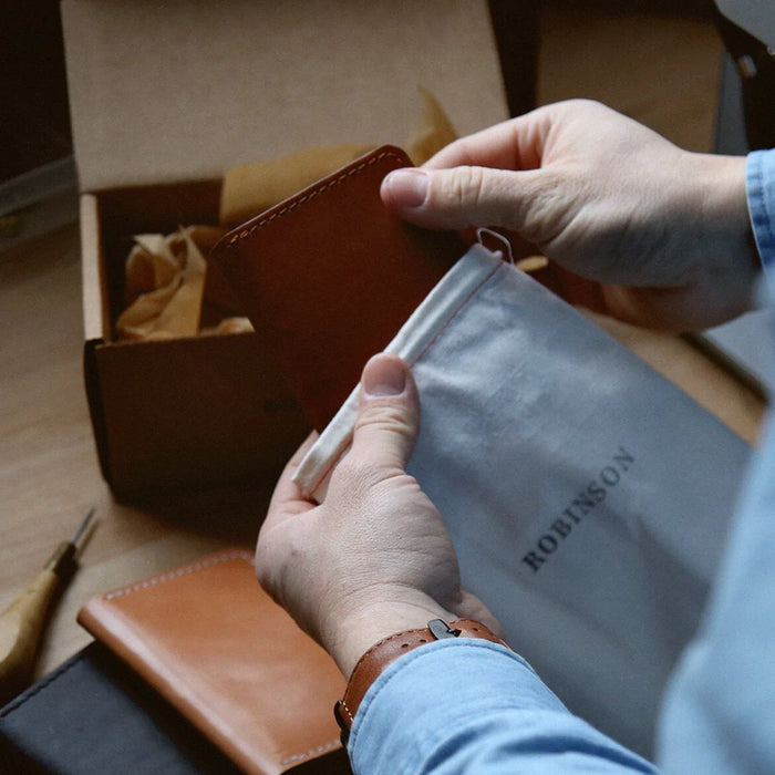 LEATHER BIFOLD WALLET